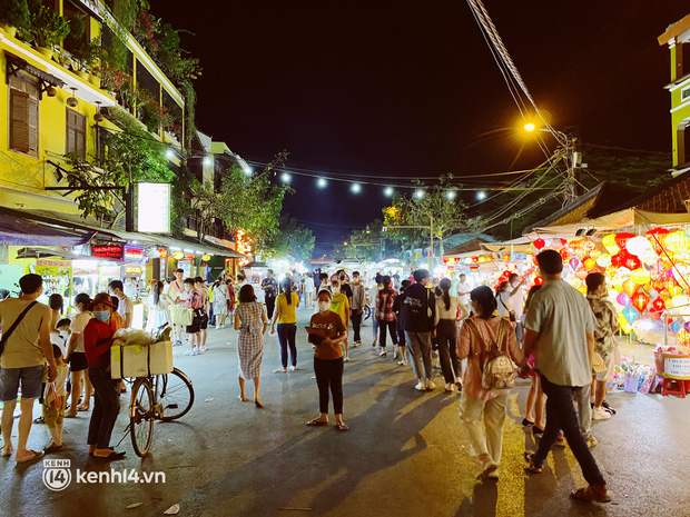 Phố cổ Hội An hồi sinh, những cô lái đò mừng hét lớn: Mừng quá có miếng ăn rồi con ơi! - Ảnh 16.