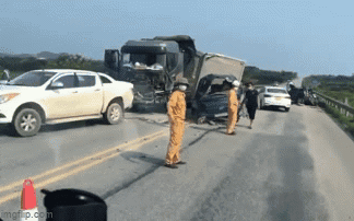 Tai nạn liên hoàn 4 xe trên cao tốc Lào Cai, clip 30 giây quay hiện trường thảm khốc