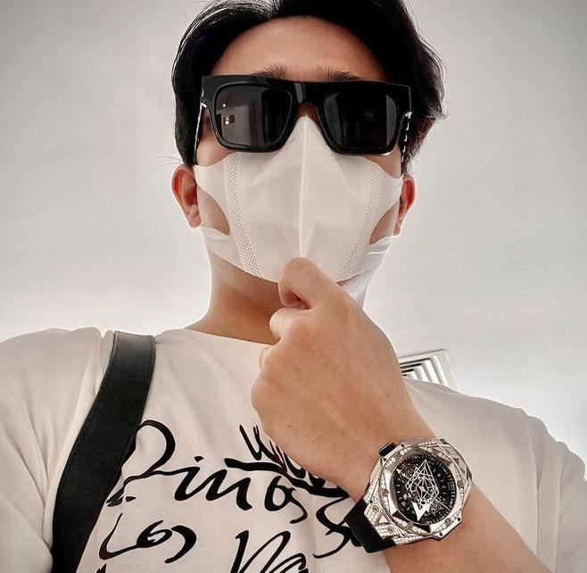 Đồng hồ 3 tỷ, kho đồ hiệu nhìn đã choáng, Trấn Thành xứng là nghệ sĩ giàu nhất showbiz?