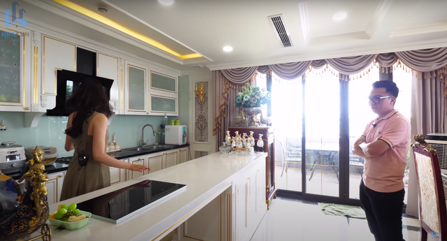 Nghẹt thở trước độ xa xỉ trong siêu phẩm penthouse tại Hà Nội: Đồ đạc toàn tiền tỷ với niên đại vài trăm năm, trộm vào nhà cũng không sợ mất  - Ảnh 13.