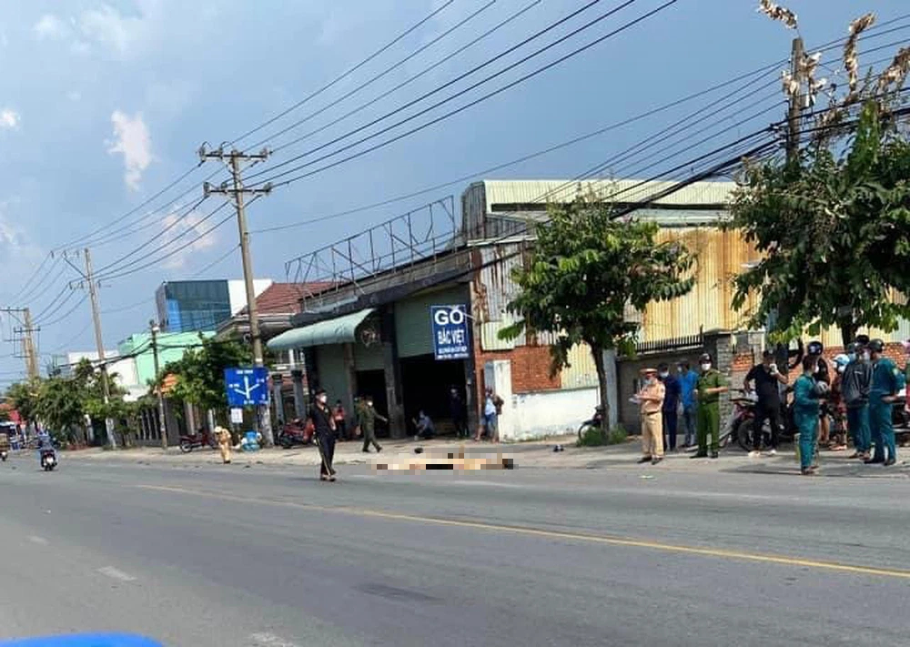 Xe đầu kéo cán tử vong đôi nam nữ rồi kéo lê xe máy bỏ chạy, người dân truy đuổi - Ảnh 1.