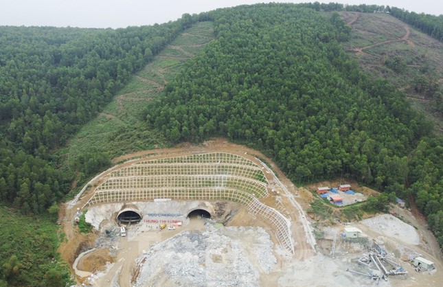 Going through the tunnel through the longest mountain on the Ninh Binh - Thanh Hoa highway - Photo 2.