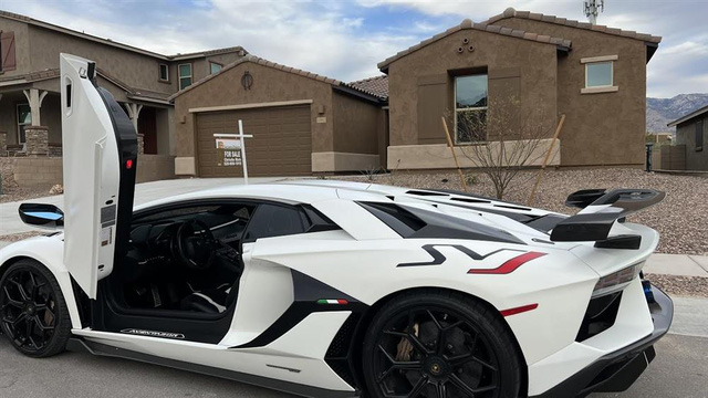 The old lady U80 driving a Lamborghini worth more than 60 billion of her son is a famous Vietnamese giant in the US - Photo 2.