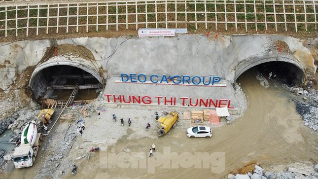Going through the tunnel through the longest mountain on the Ninh Binh - Thanh Hoa highway - Photo 3.