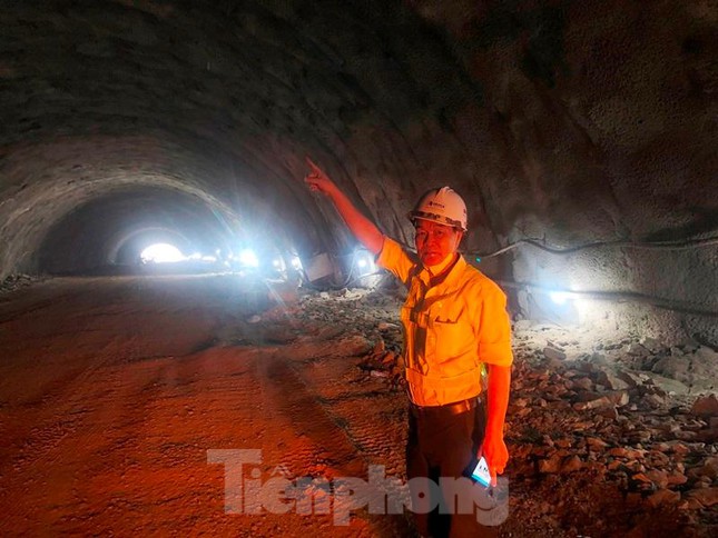 Going through the tunnel through the longest mountain on the Ninh Binh - Thanh Hoa highway - Photo 6.