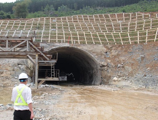 Going through the tunnel through the longest mountain on the Ninh Binh - Thanh Hoa highway - Photo 11.