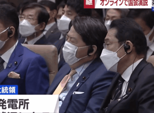 Ngoại trưởng Nhật bị coi là kẻ xấu hổ vì ngáp dài khi nghe tổng thống Ukraine phát biểu - Ảnh 2.