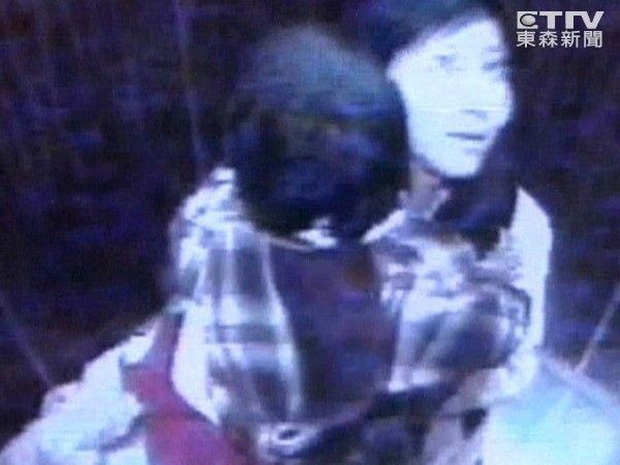 Vụ mất tích bí ẩn nhất Đài Loan: Mẹ ôm con vào thang máy, cởi áo khoác và giày rồi lao ra bên ngoài, sống không thấy người chết không thấy xác - Ảnh 1.