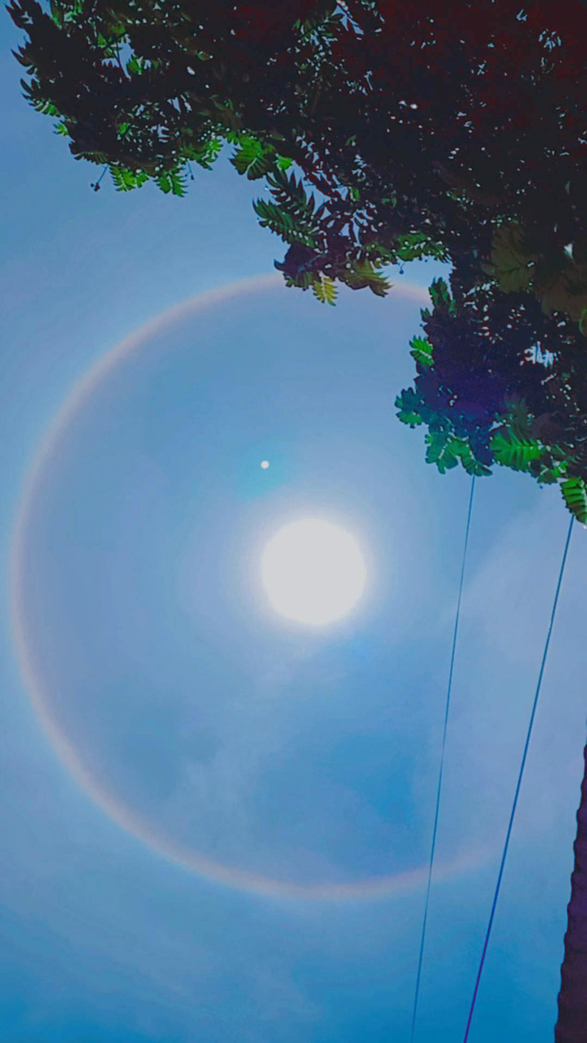 Traveling through Vietnam, the girl suddenly encountered a strange phenomenon shining in the sky, and netizens finished watching and admired each other - Photo 2.