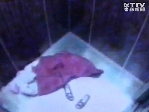 Vụ mất tích bí ẩn nhất Đài Loan: Mẹ ôm con vào thang máy, cởi áo khoác và giày rồi lao ra bên ngoài, sống không thấy người chết không thấy xác - Ảnh 4.