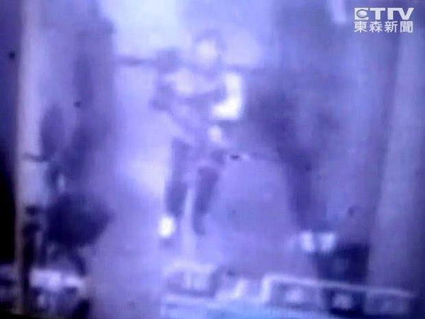Vụ mất tích bí ẩn nhất Đài Loan: Mẹ ôm con vào thang máy, cởi áo khoác và giày rồi lao ra bên ngoài, sống không thấy người chết không thấy xác - Ảnh 5.
