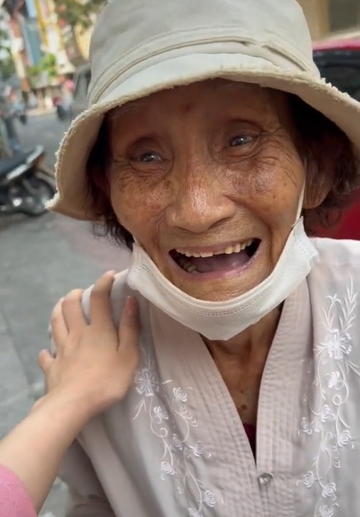 Cụ bà từ Bến Tre lên Sài Gòn khám bệnh, hành trang là 15 quả xoài để bán mua thuốc mang về - Ảnh 2.