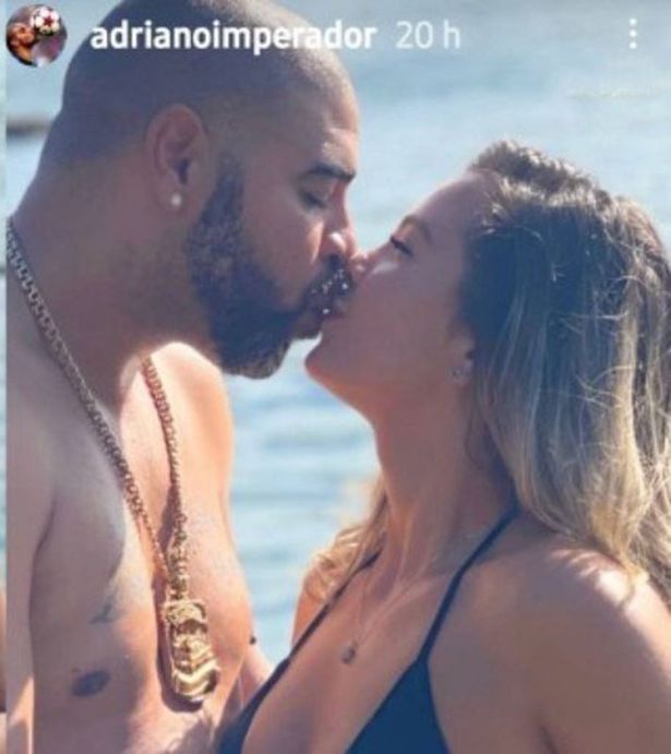 Huyền thoại Adriano (Brazil) công khai bạn gái bằng nửa tuổi mình - Ảnh 1. Huyền thoại Adriano (Brazil) công khai bạn gái bằng nửa tuổi mình - Ảnh 1.