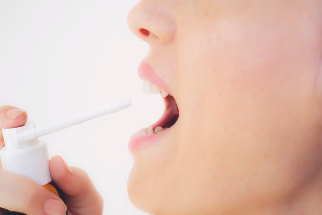 Làm gì với chứng đau họng khi bị COVID-19? - Ảnh 2. Làm gì với chứng đau họng khi bị COVID-19? - Ảnh 2.