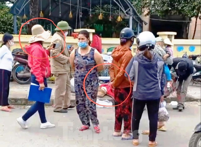 Quản lý chợ ra phố bắt hàng rong, mặc dân ngã bất tỉnh giữa đường - Ảnh 1.