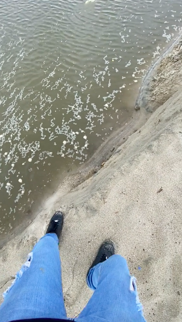 Đứng sát bờ cát quay clip sống ảo, thanh niên suýt gặp đại hoạ: Hiện tượng cảnh báo cho bất kỳ du khách nào đi biển - Ảnh 1. Đứng sát bờ cát quay clip sống ảo, thanh niên suýt gặp đại hoạ: Hiện tượng cảnh báo cho bất kỳ du khách nào đi biển - Ảnh 1.