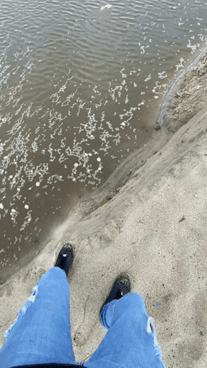 Đứng sát bờ cát quay clip sống ảo, thanh niên suýt gặp đại hoạ: Hiện tượng cảnh báo cho bất kỳ du khách nào đi biển - Ảnh 2. Đứng sát bờ cát quay clip sống ảo, thanh niên suýt gặp đại hoạ: Hiện tượng cảnh báo cho bất kỳ du khách nào đi biển - Ảnh 2.