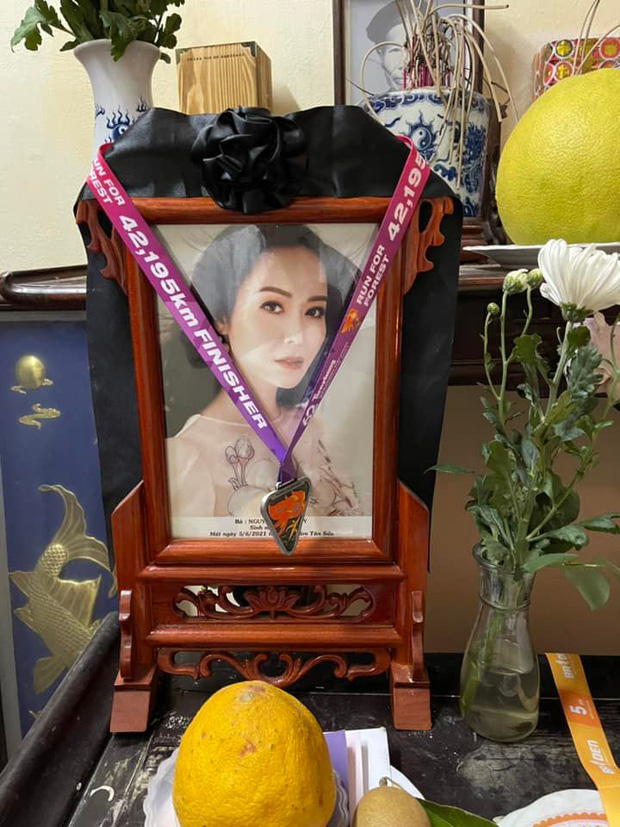 Xúc động khoảnh khắc chiếc huy chương Marathon cuối cùng được trao trên bài vị của cố Hoa hậu Việt Nam Thu Thuỷ - Ảnh 2. Xúc động khoảnh khắc chiếc huy chương Marathon cuối cùng được trao trên bài vị của cố Hoa hậu Việt Nam Thu Thuỷ - Ảnh 2.