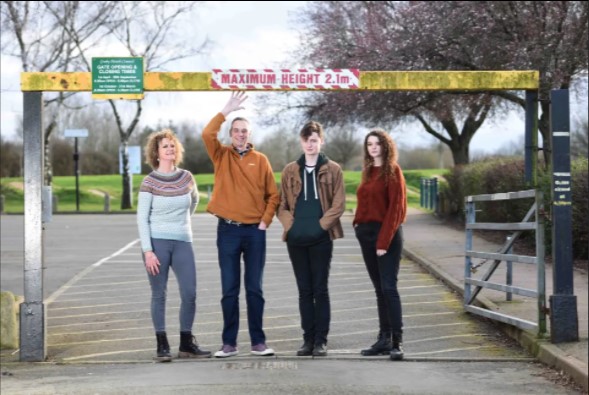 Bất ngờ với cuộc sống của gia đình 4 người đều sở hữu chiều cao gần 2m - Ảnh 1.