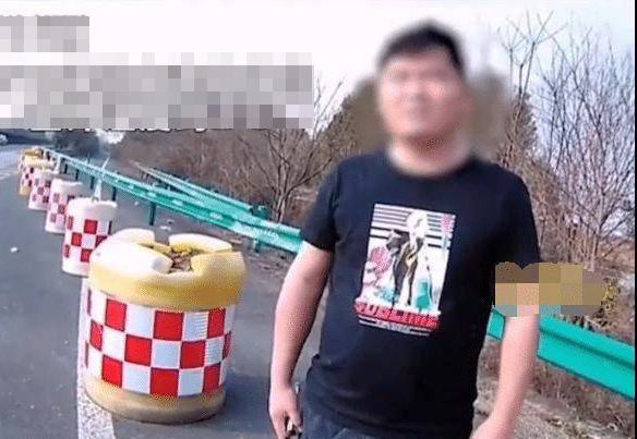 Người đàn ông mặc áo cộc đi trên cao tốc giữa trời lạnh buốt, nguyên nhân gây bất ngờ - Ảnh 1. Người đàn ông mặc áo cộc đi trên cao tốc giữa trời lạnh buốt, nguyên nhân gây bất ngờ - Ảnh 1.