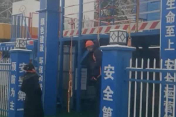 Vợ treo chồng lơ lửng trước cửa công ty còn lớn tiếng quát, ai nấy ủng hộ khi biết lý do - Ảnh 1. Vợ treo chồng lơ lửng trước cửa công ty còn lớn tiếng quát, ai nấy ủng hộ khi biết lý do - Ảnh 1.