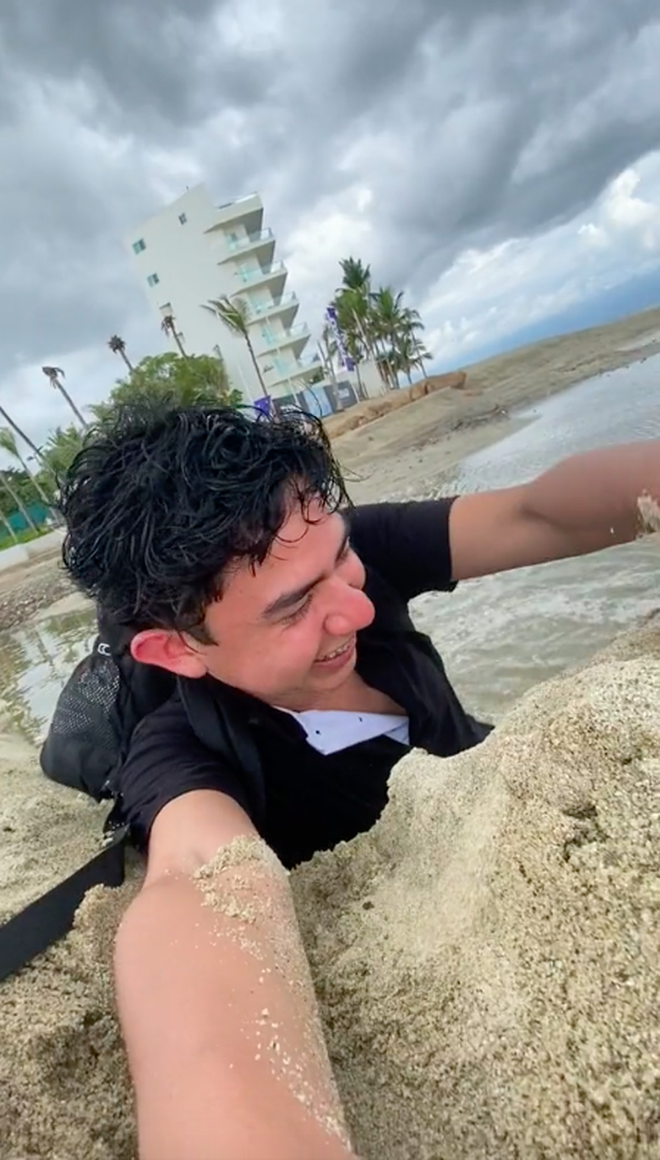 Đứng sát bờ cát quay clip sống ảo, thanh niên suýt gặp đại hoạ: Hiện tượng cảnh báo cho bất kỳ du khách nào đi biển - Ảnh 3. Đứng sát bờ cát quay clip sống ảo, thanh niên suýt gặp đại hoạ: Hiện tượng cảnh báo cho bất kỳ du khách nào đi biển - Ảnh 3.