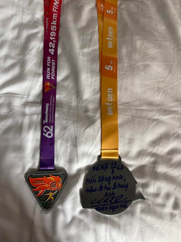 Xúc động khoảnh khắc chiếc huy chương Marathon cuối cùng được trao trên bài vị của cố Hoa hậu Việt Nam Thu Thuỷ - Ảnh 4. Xúc động khoảnh khắc chiếc huy chương Marathon cuối cùng được trao trên bài vị của cố Hoa hậu Việt Nam Thu Thuỷ - Ảnh 4.