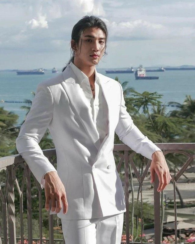 Mẫu nam 9x được thả sau 3 tháng đi tù khổ sai, còn đâu gương mặt điển trai nhất thế giới - Ảnh 4. Mẫu nam 9x được thả sau 3 tháng đi tù khổ sai, còn đâu gương mặt điển trai nhất thế giới - Ảnh 4.