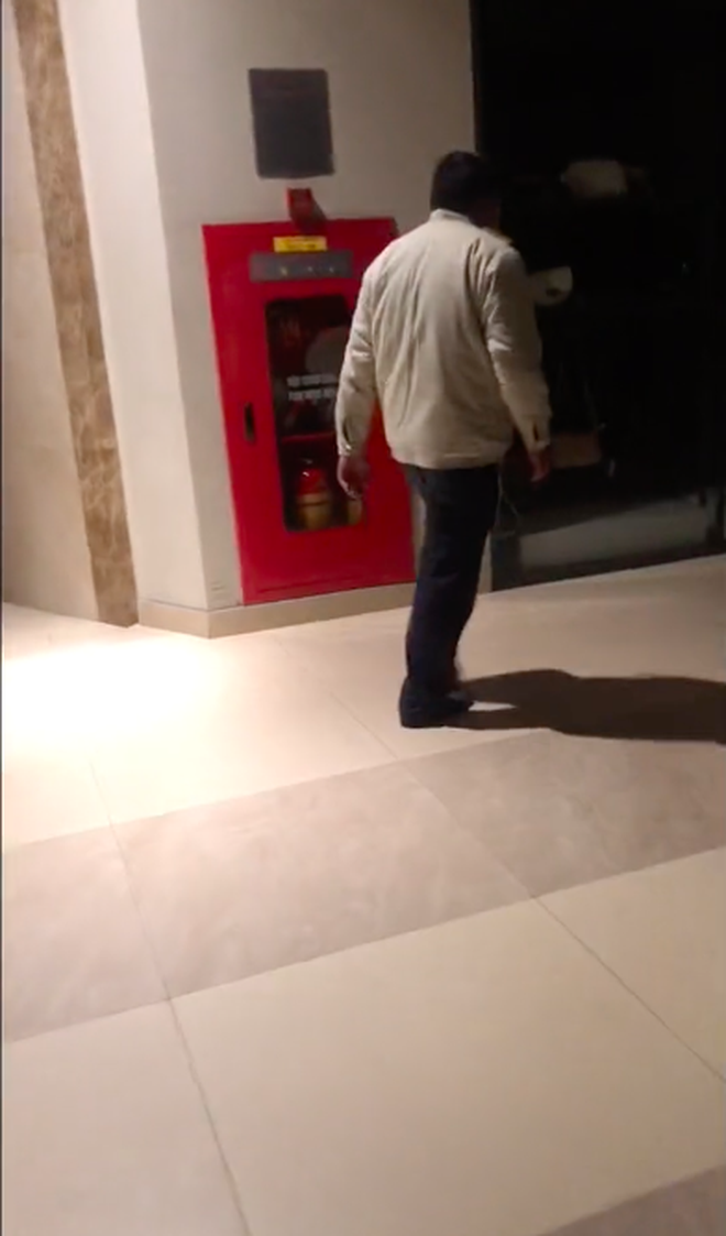 C&ocirc; g&aacute;i kể chuyện bị mắc kẹt 1 tiếng trong TTTM H&agrave; Nội: Nửa đ&ecirc;m kh&ocirc;ng một b&oacute;ng người, đột nhi&ecirc;n c&oacute; tiếng bước ch&acirc;n xuất hiện&hellip; - Ảnh 4.