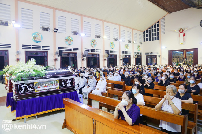 ẢNH: Hàng trăm người dân Sài Gòn quặn lòng tiễn đưa linh cữu 4 người phụ nữ đi hỏa táng sau vụ chìm cano tại Hội An - Ảnh 6. ẢNH: Hàng trăm người dân Sài Gòn quặn lòng tiễn đưa linh cữu 4 người phụ nữ đi hỏa táng sau vụ chìm cano tại Hội An - Ảnh 6.