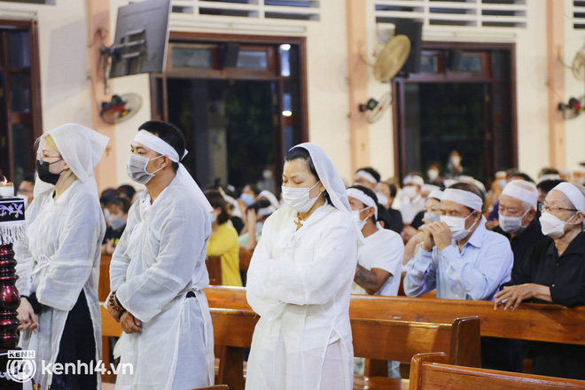 ẢNH: Hàng trăm người dân Sài Gòn quặn lòng tiễn đưa linh cữu 4 người phụ nữ đi hỏa táng sau vụ chìm cano tại Hội An - Ảnh 7. ẢNH: Hàng trăm người dân Sài Gòn quặn lòng tiễn đưa linh cữu 4 người phụ nữ đi hỏa táng sau vụ chìm cano tại Hội An - Ảnh 7.