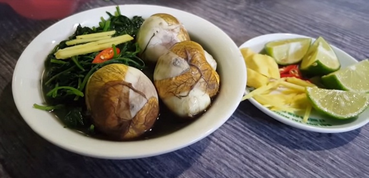 C&aacute;ch nấu trứng vịt lộn hầm ngải cứu thơm ngon, bổ dưỡng - Ảnh 4.