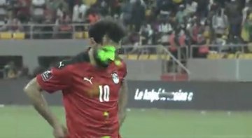 Salah bị chiếu laser xanh lè cả mặt khi đá 11 mét ở trận sinh tử tranh vé World Cup - Ảnh 3.