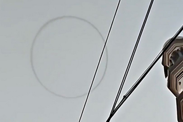Vòng tròn kỳ lạ bất ngờ xuất hiện trên bầu trời Ấn Độ khiến chuyên gia cũng phải đau đầu tìm lời giải - Ảnh 3.