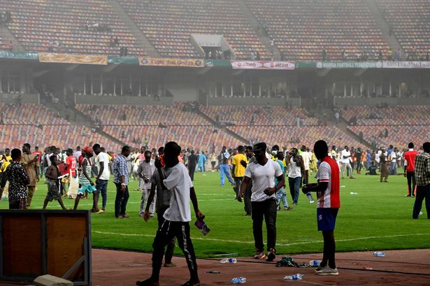 Cay cú vì đội nhà không được dự World Cup, fan Nigeria điên cuồng phi xuống sân đập phá mọi thứ - Ảnh 3.