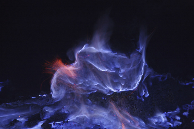 Explaining the mysterious phenomenon, the volcano erupts blue lava - Photo 1.