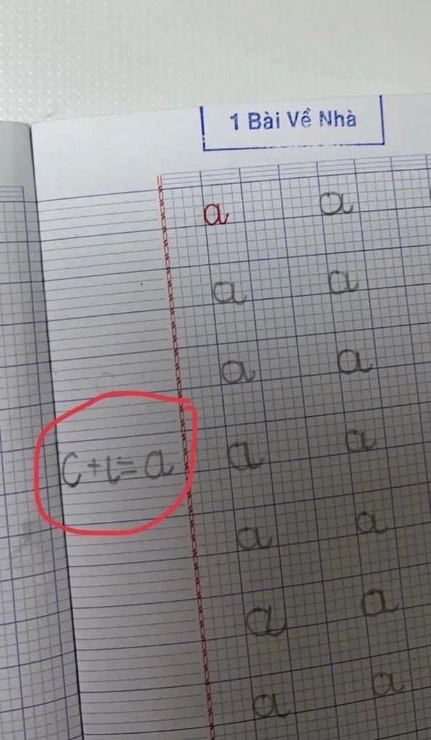   The pinnacle of intelligence: The 1st grade boy taught his sister how to write the letter A which is not in the textbook, even adults have to admire after watching it - Photo 1.