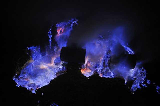 Explaining the mysterious phenomenon, the volcano erupts blue lava - Photo 5.