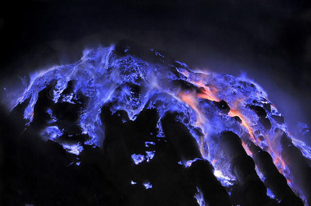 Explaining the mysterious phenomenon, the volcano erupts blue lava - Photo 7.