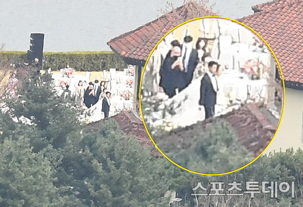 Cuối cùng cũng lộ ảnh siêu hiếm bên trong lễ đường thế kỷ: Vợ chồng Hyun Bin và Son Ye Jin dắt tay nhau lên lễ đường đây này! - Ảnh 1.