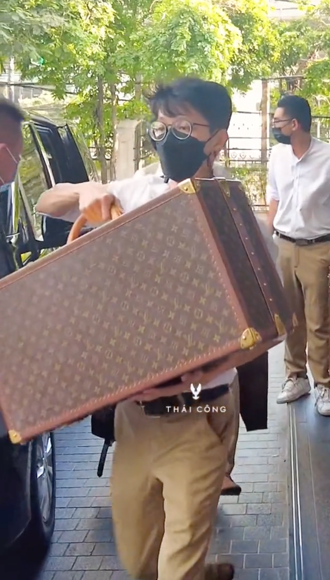  Thái Công lại phát ngôn căng đét: Khi không phải tự xách vali đi du lịch nữa thì mới xài vali Louis Vuitton được - Ảnh 3.