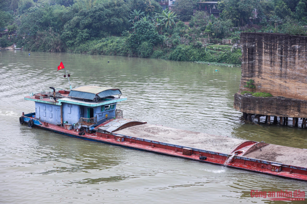 Cận cảnh thi công thay thế trụ chống va đập mới cho cầu Long Biên - Ảnh 10.