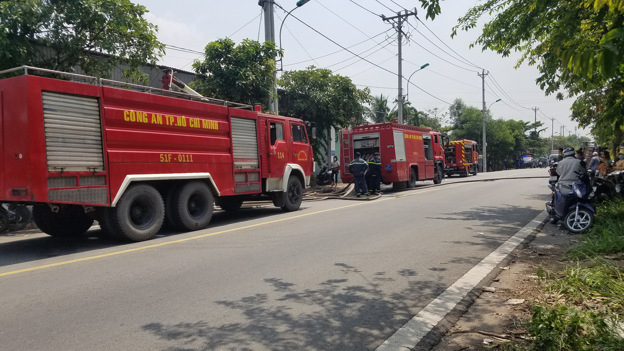 Cháy lớn tại xưởng nhựa ở TP.HCM, nhiều công nhân lao ra hô hoán, kêu cứu - Ảnh 2.