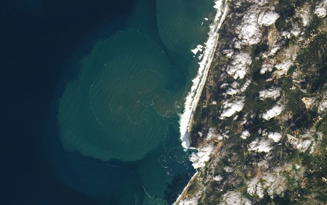 NASA công bố hình ảnh vệ tinh của sóng quái vật có độ cao ngang tòa nhà 7 tầng - Ảnh 1.