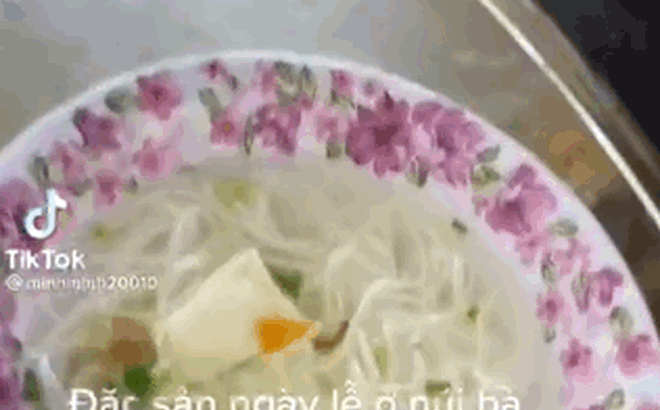 Nhóm du khách "hết hồn" khi thấy tô bánh canh chay 20k ở Tây Ninh: Có đúng 1 miếng đậu hũ thế này ăn chắc no lắm!