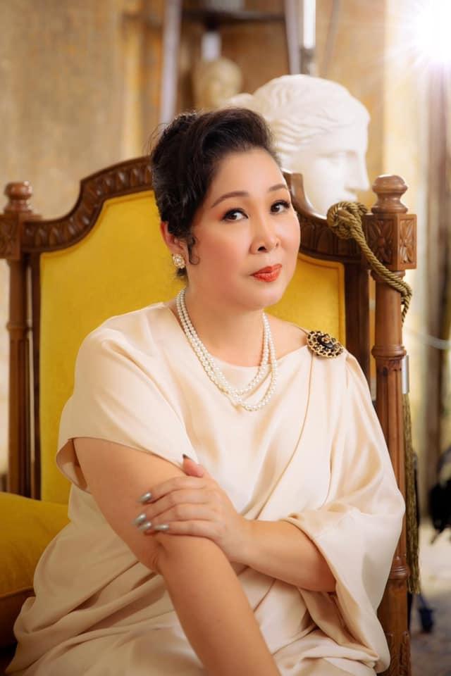 Tuổi xế chiều của NSND Hồng Vân: Sao hạng A showbiz điêu đứng vì một clip ghi âm - Ảnh 2. Tuổi xế chiều của NSND Hồng Vân: Sao hạng A showbiz điêu đứng vì một clip ghi âm - Ảnh 2.