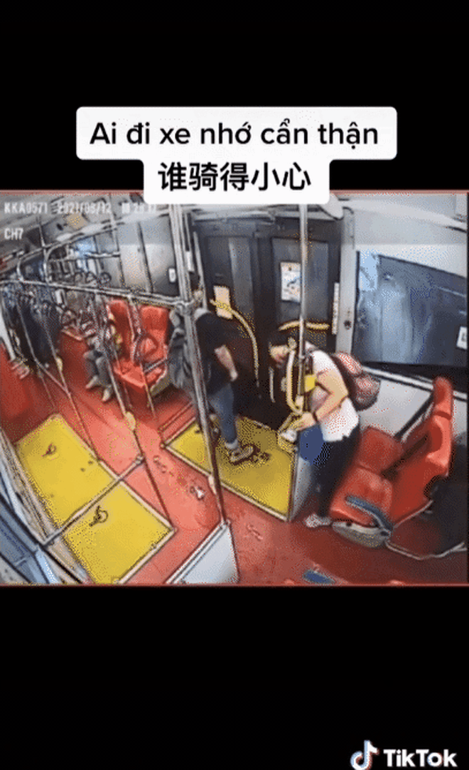 Nữ hành khách gặp tai nạn kinh hoàng khi đi xe buýt ở Trung Quốc, tất cả chỉ vì thói quen cực tai hại này - Ảnh 2.