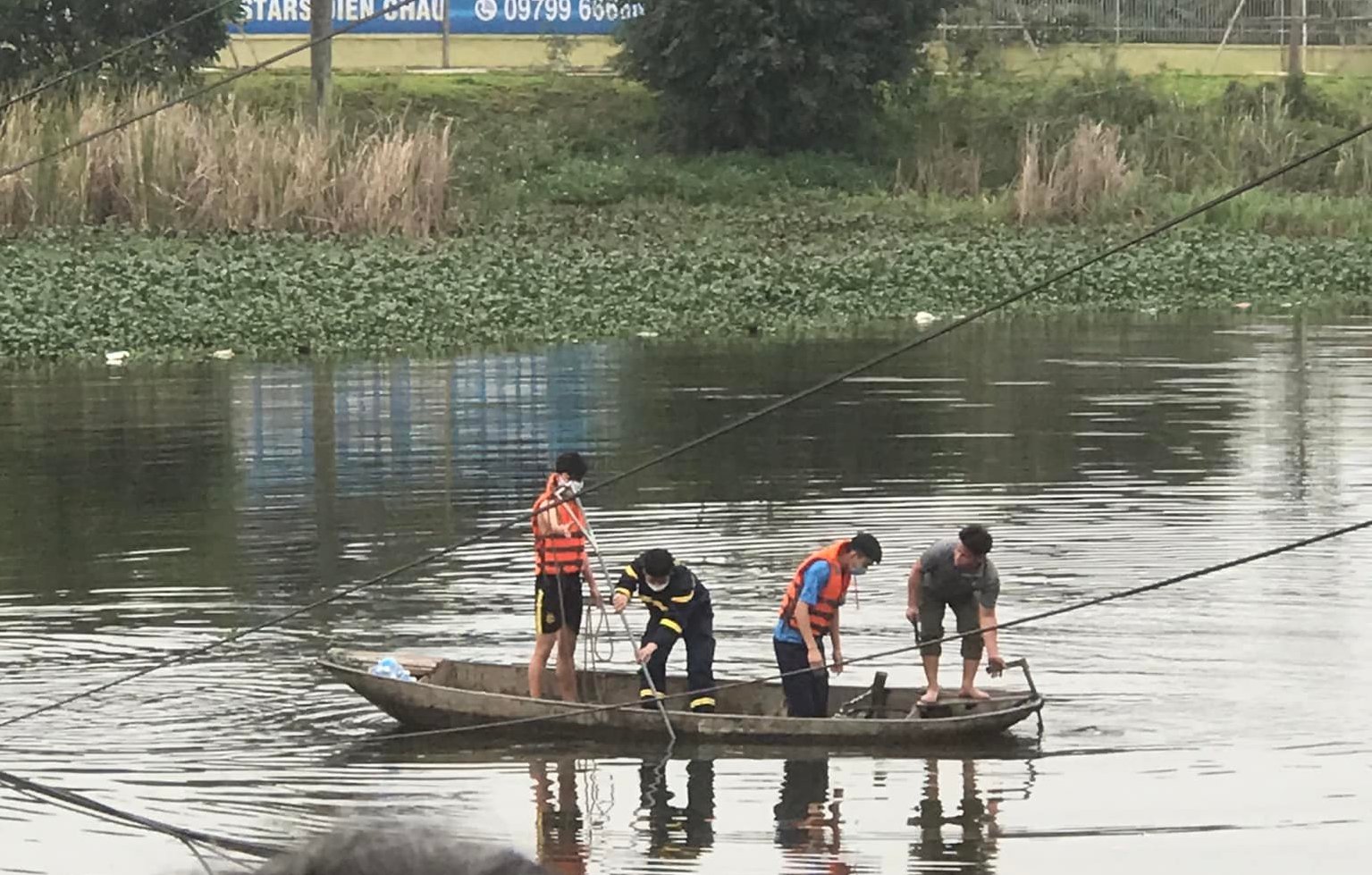 Cả trăm người tìm kiếm nam thanh niên nghi đâm vào thành cầu rơi xuống sông trong đêm - Ảnh 2.