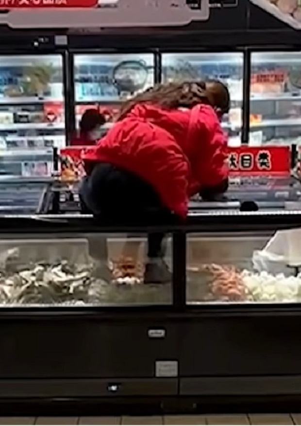 Nữ nhân viên ở siêu thị Trung Quốc khiến dân mạng phẫn nộ vì trèo cả giày vào tủ đông, đạp lên thực phẩm chỉ để dán tờ quảng cáo - Ảnh 4.