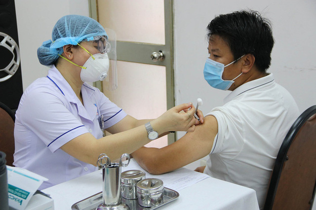 Nên ăn gì, kiêng gì trước và sau khi tiêm nhắc lại vaccine COVID-19? - Ảnh 1.